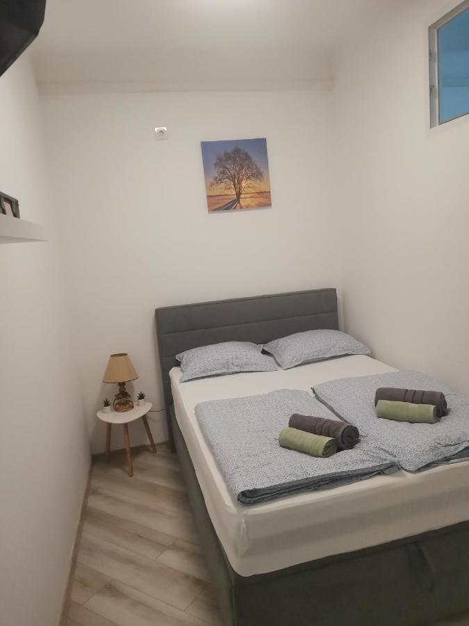 Appartement Studio Apartman Kristina à Pula Extérieur photo